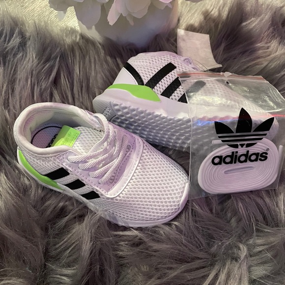 Toddler Adidas size 6 - Picture 2 of 4